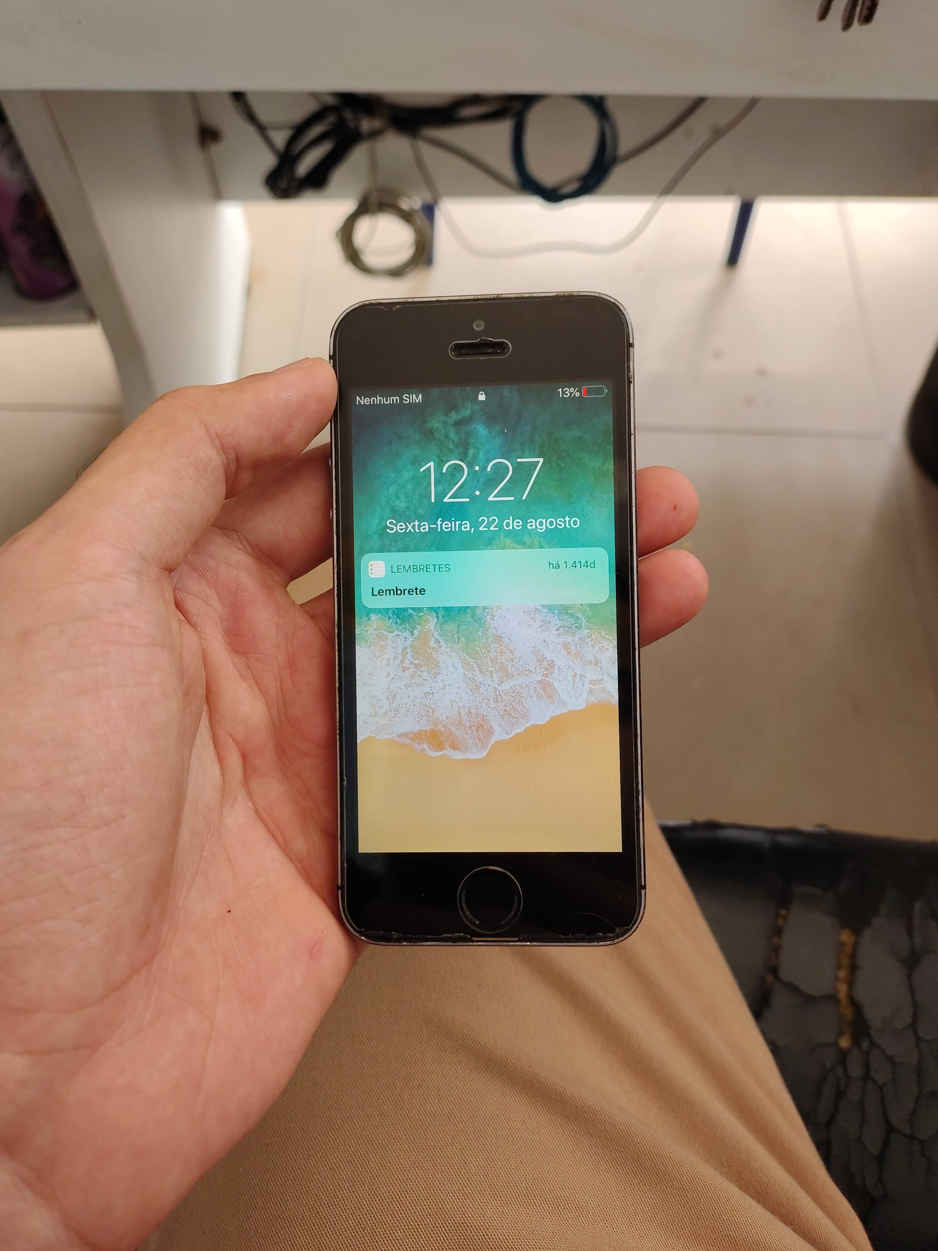 Celular com tela nova