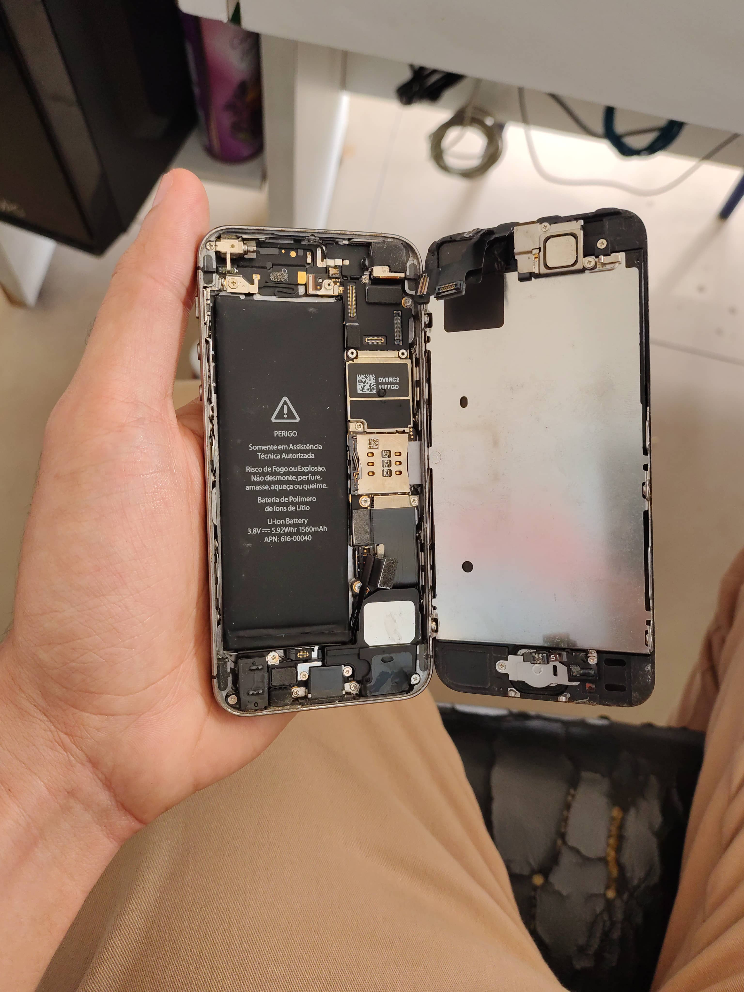 Celular com tela quebrada